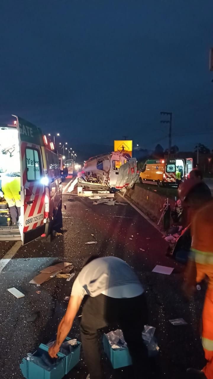 Samu e caminhão sofrem acidente na BR-101, em Biguaçu