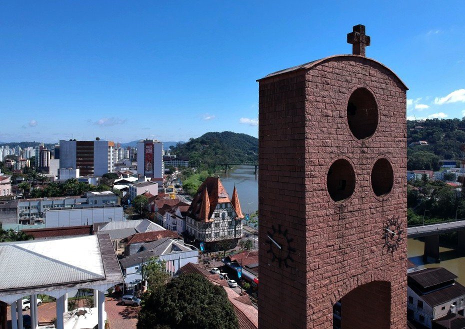 Semana começa com sensação de abafamento e com chance de pancadas de chuva em Blumenau