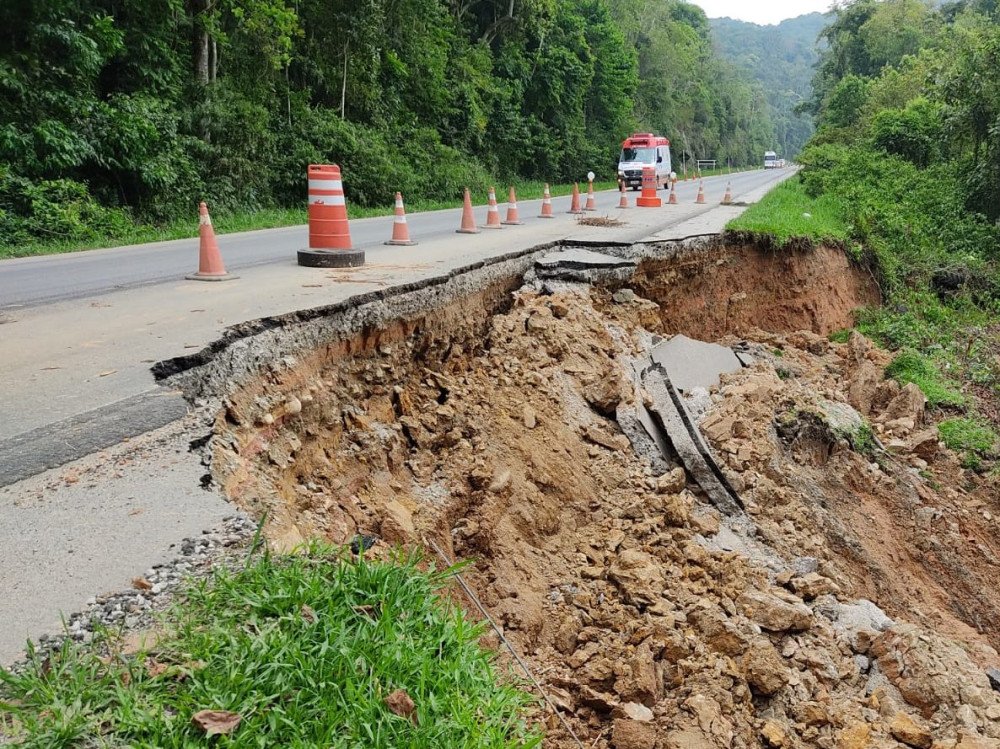 Trechos de rodovias seguem interditados em SC nesta segunda após chuvas