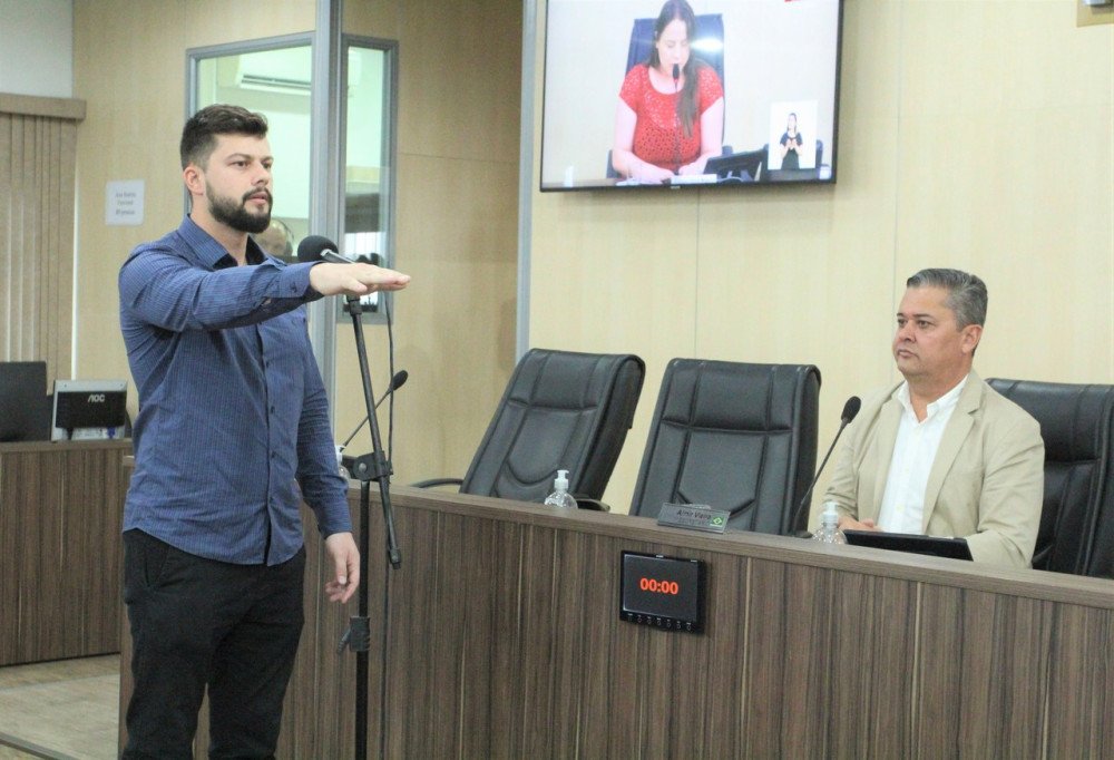 Vereador Diego Nasato (Novo) toma posse na Câmara de Blumenau