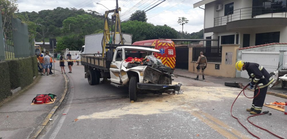Batida entre dois caminhões deixa motorista ferido em Gaspar
