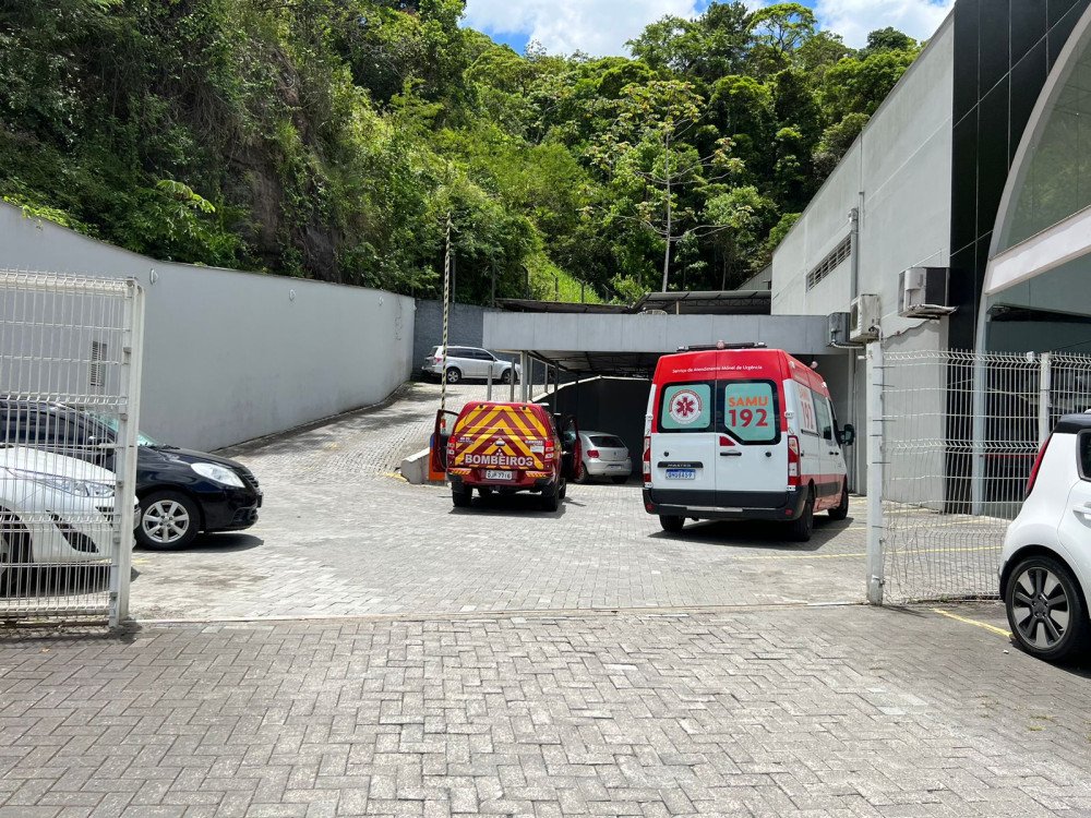 Homem encontrado morto em telhado de empresa em Blumenau segurava fio elétrico