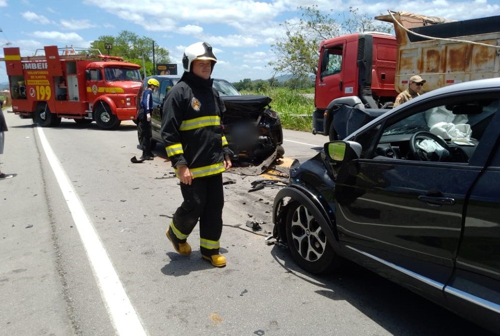 Batida frontal entre carros fecha rodovia em Ilhota; idosa e crianças se feriram