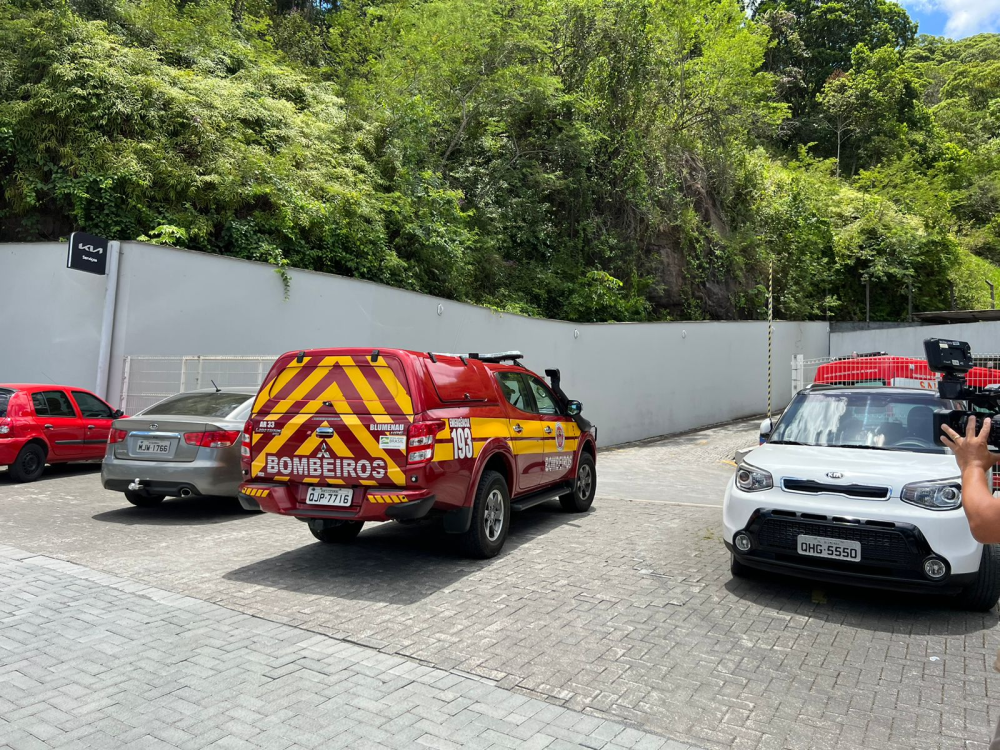 Homem que foi encontrado morto em telhado de empresa de Blumenau é identificado