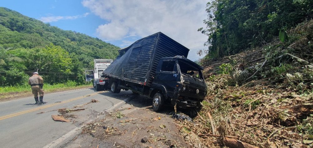 Motorista de caminhão perde o controle e bate em barranco na SC-108 em Blumenau
