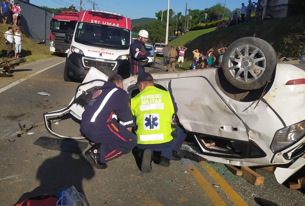Motociclista morre após bater contra carro e atingir muro em Brusque