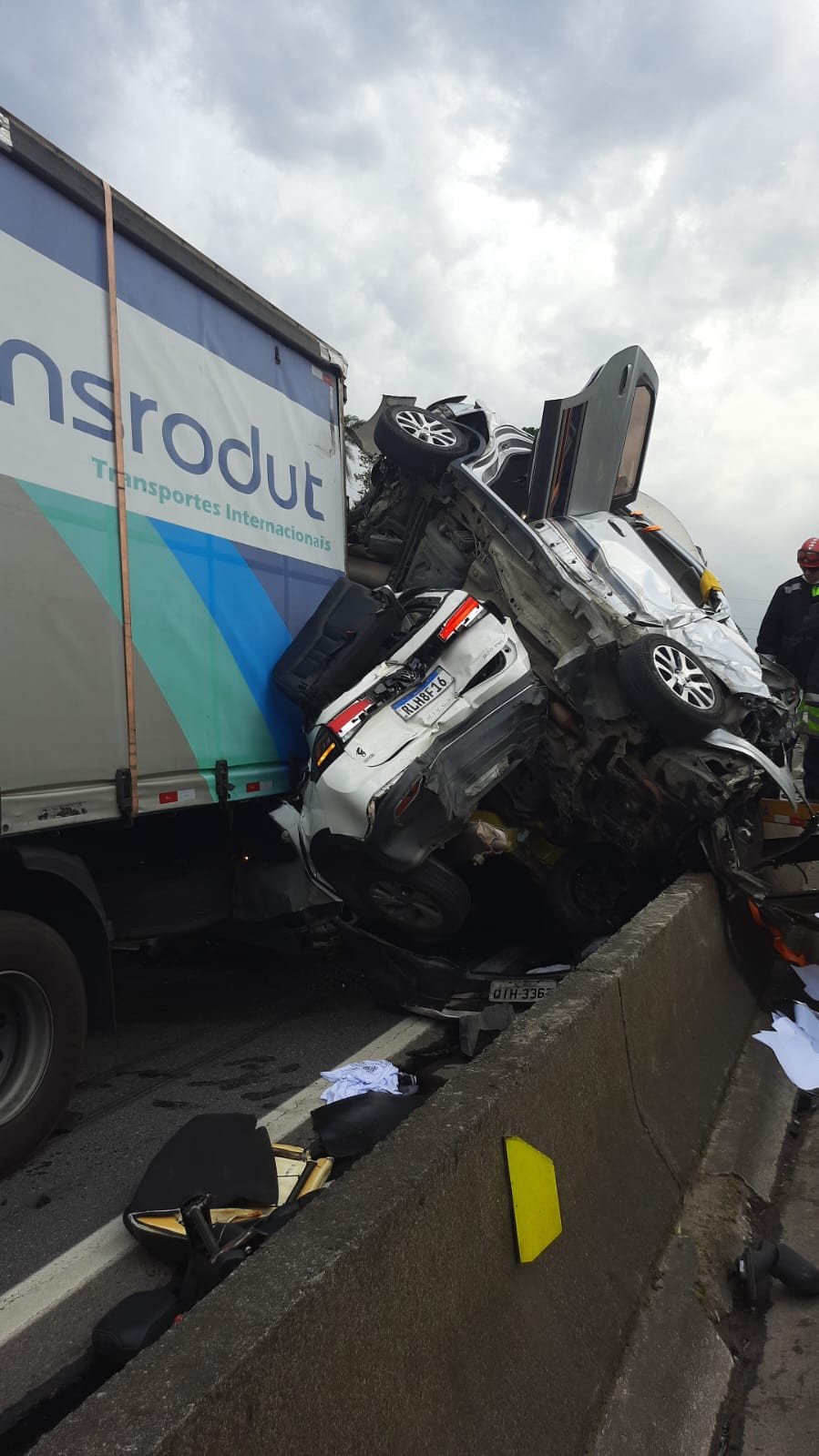 Três carros ficam presos entre duas carretas na BR 101 nesta sexta-feira