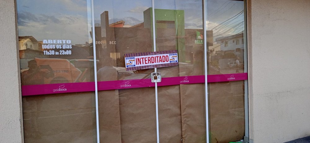 Teto de sorveteria desaba e três pessoas ficam feridas em Camboriú