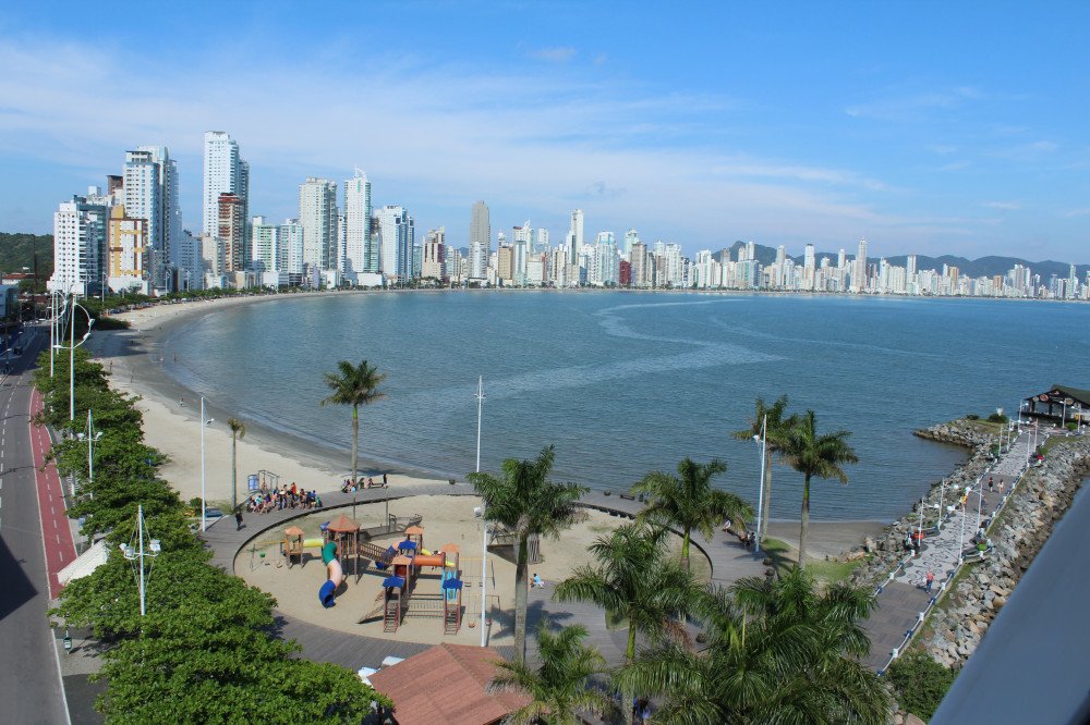 Praia de Balneário Camboriú está imprópria para banho, segundo IMA