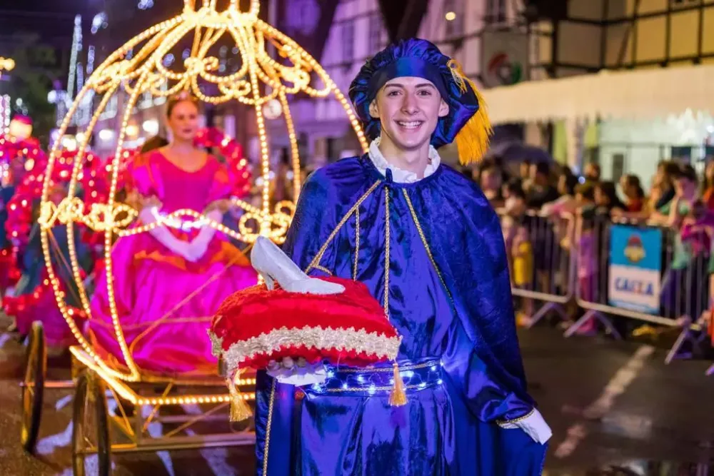 Desfile de Natal em Blumenau terá audiodescrição neste sábado (17)