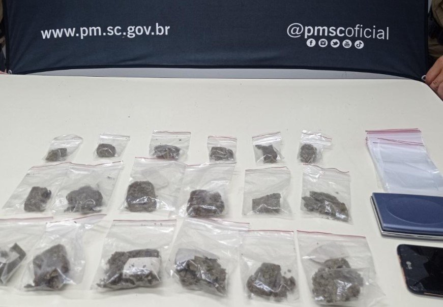 2 em 1: Polícia vai cumprir mandado de prisão e acaba levando preso também casal com droga