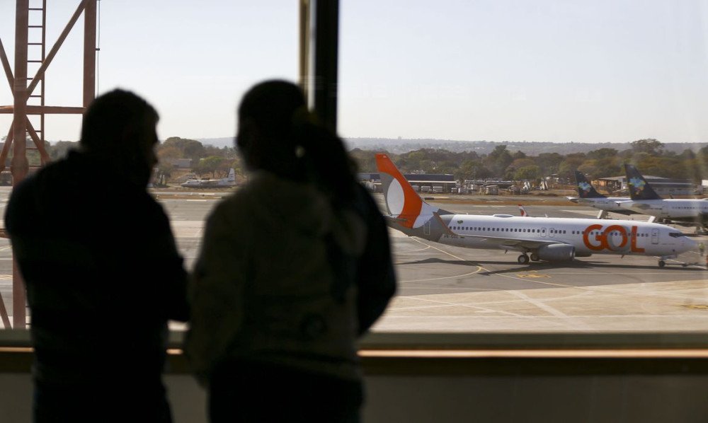 Pilotos e comissários iniciam greve nesta segunda; voos são afetados