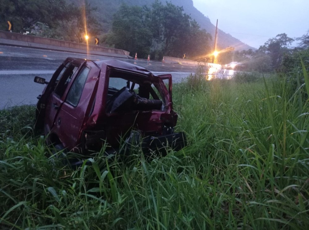 Motorista que dirigia carro furtado sofre acidente na BR-470 e acaba preso
