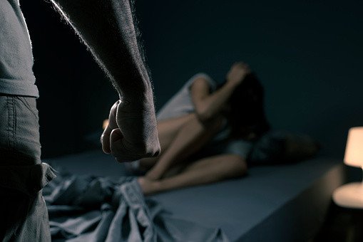 Homem é condenado por provocar aborto na esposa com socos e chutes em Itajaí