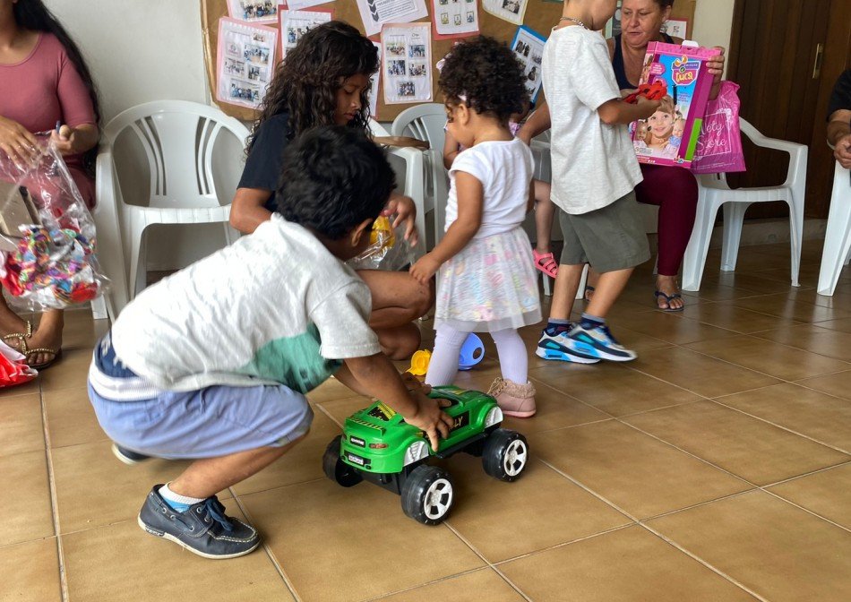 Campanha do Corpo de Bombeiros doa mais de R$ 4 mil em brinquedos em Blumenau