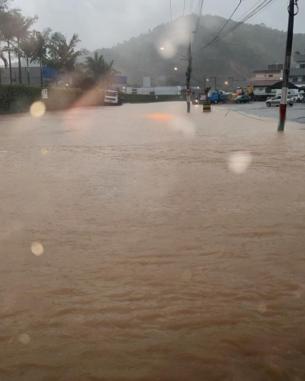 Chuva em SC: Duas adolescentes morrem em soterramento em Camboriú