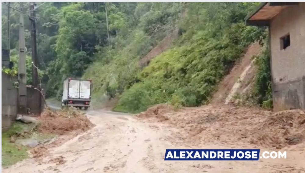 Vídeo: Deslizamento de terra quase atinge caminhão em Blumenau
