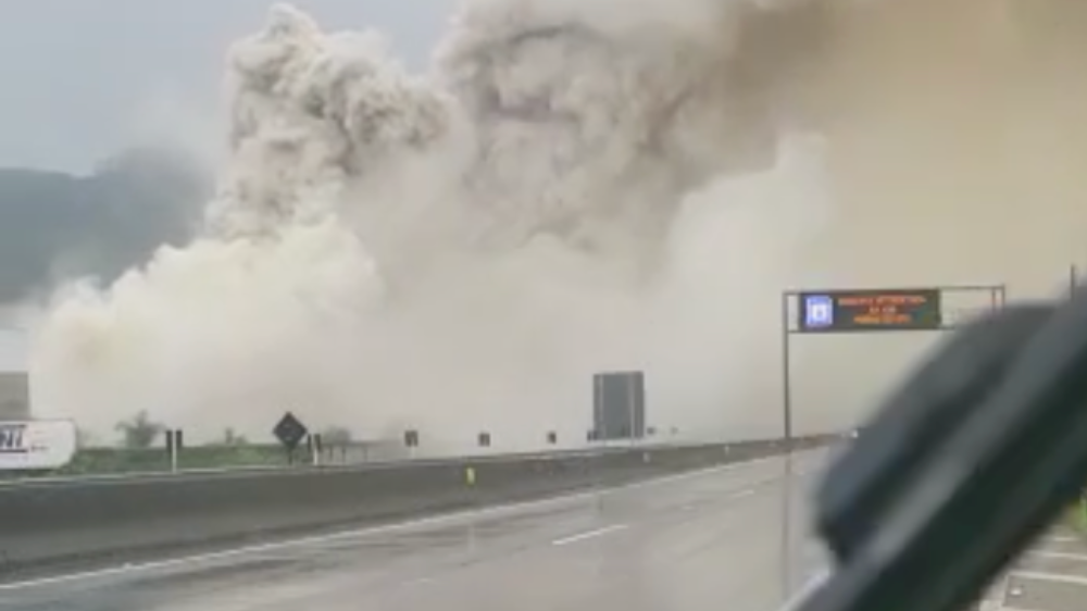 Vídeo: Incêndio com liberação de fumaça tóxica interdita BR-101 no Litoral Norte