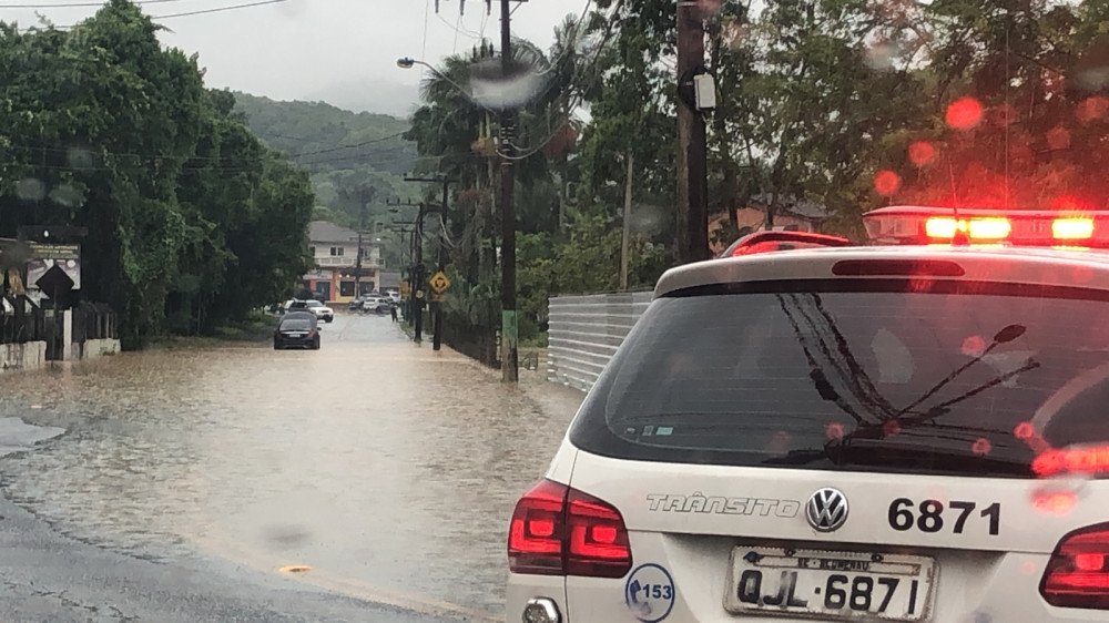 Sobe para 65 o número de ocorrências registradas pela Defesa Civil de Blumenau; ruas estão bloqueadas