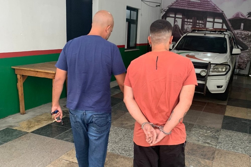 Homem de 18 anos é preso pelo crime de tráfico de drogas no bairro Passo Manso