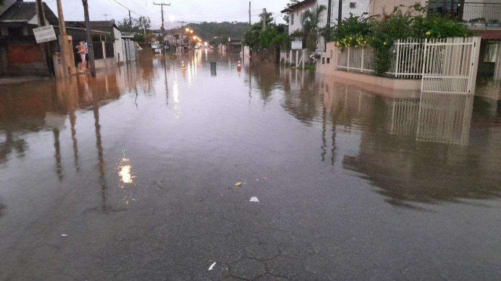 Sobe para 128 o número de ocorrências em Gaspar; 15 pessoas passaram a noite em abrigo
