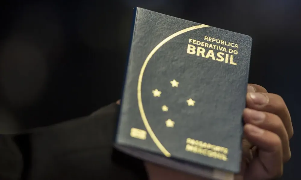 Fila de espera por passaporte chega a 100 mil pessoas