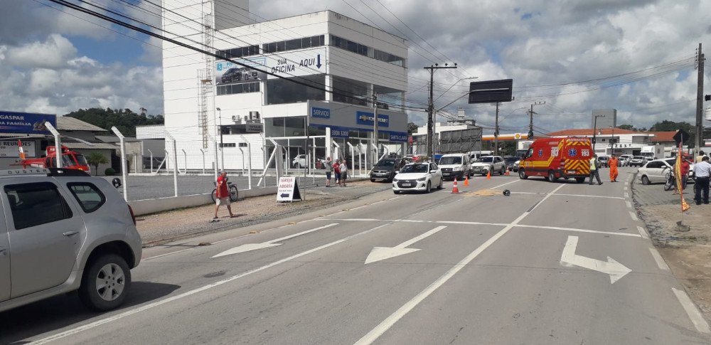 Acidente entre carro, moto e caminhão deixa uma pessoa ferida em Gaspar