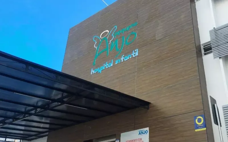 Menino tenta pular muro e tem lança cravada na barriga em Itajaí