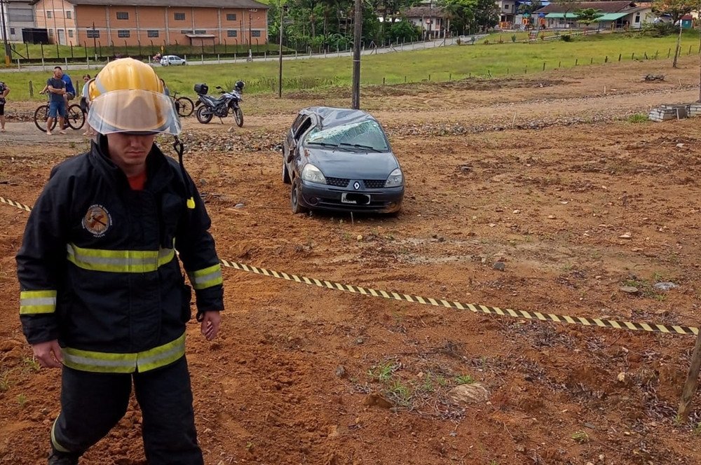 Carro sai da pista, capota e mata idosa atropelada em Indaial