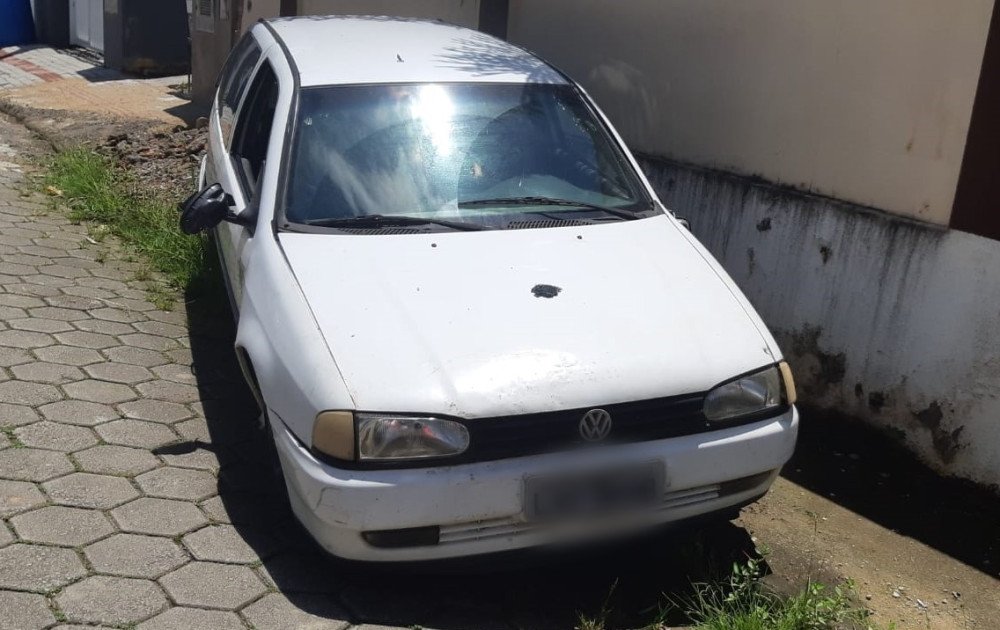 Motorista desobedece ordem de parada, quase atropela policial e foge em Blumenau
