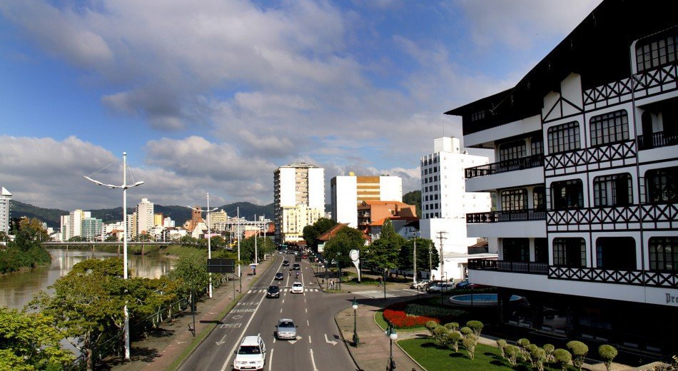 Preparativos para o Réveillon de Blumenau interditam pista da Avenida Beira-Rio nesta terça-feira