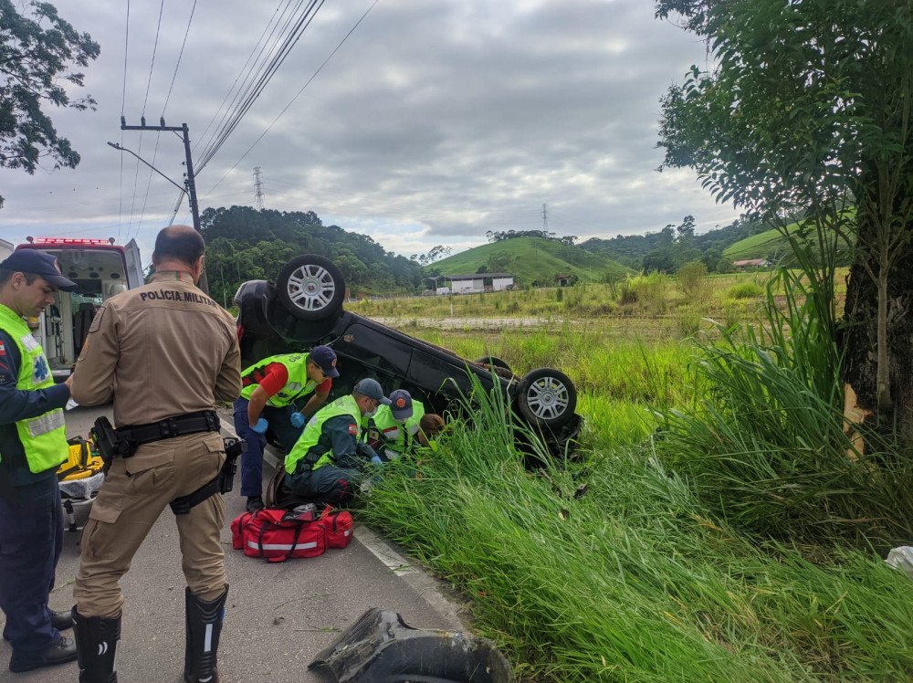 Carro capota na rodovia Jorge Lacerda em Gaspar nesta terça-feira