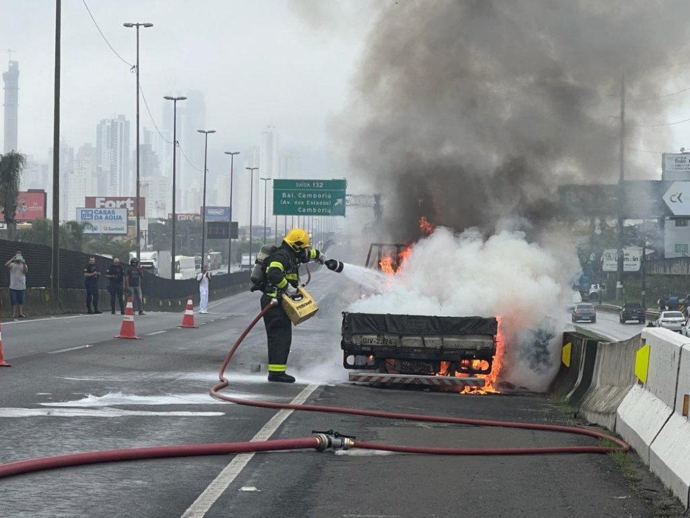 Caminhão pega fogo na BR-101 em Balneário Camboriú e interrompe trânsito