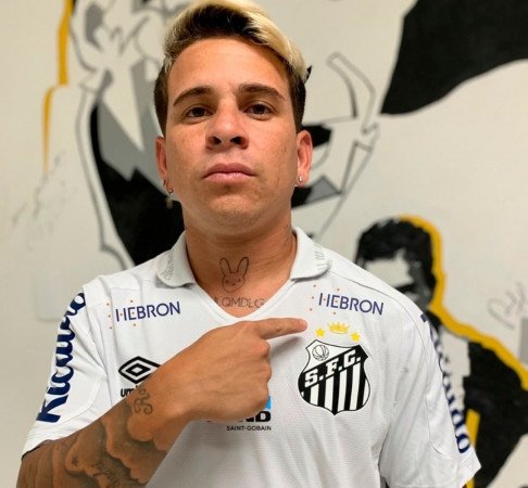 Santos divulga camisa com novo escudo com homenagem a Pelé