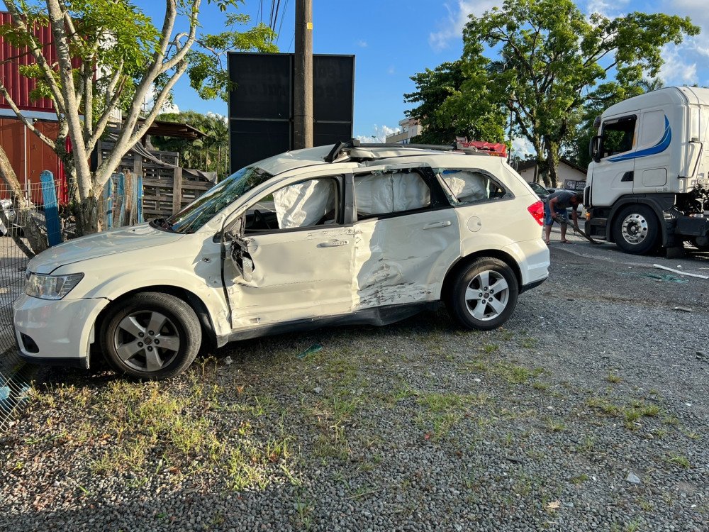 Acidente: Motorista não vê caminhão e corta frente do veículo na Rua Pedro Zimmermann, em Blumenau