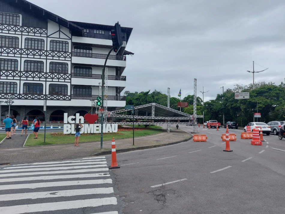 Montagem da estrutura do Réveillon de Blumenau altera o trânsito; veja como fica