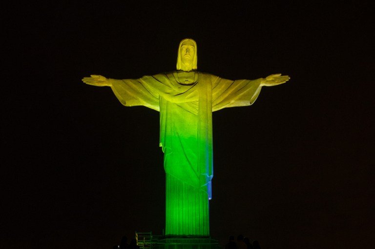 Cristo Redentor é iluminado de verde e amarelo em homenagem à Pelé