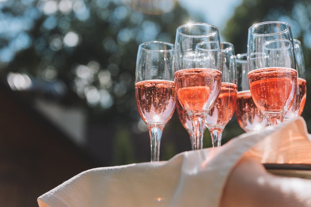 Espumante é só para beber na virada de ano? Especialista dá dicas de como consumir a bebida