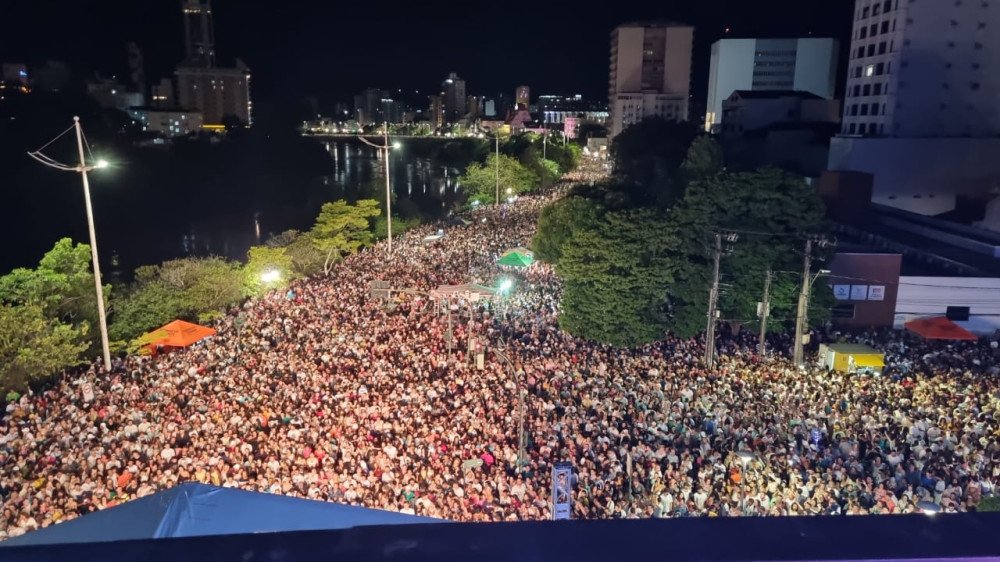 Mais de 85 mil pessoas assistem a espetáculo do Réveillon na Avenida Beira-Rio