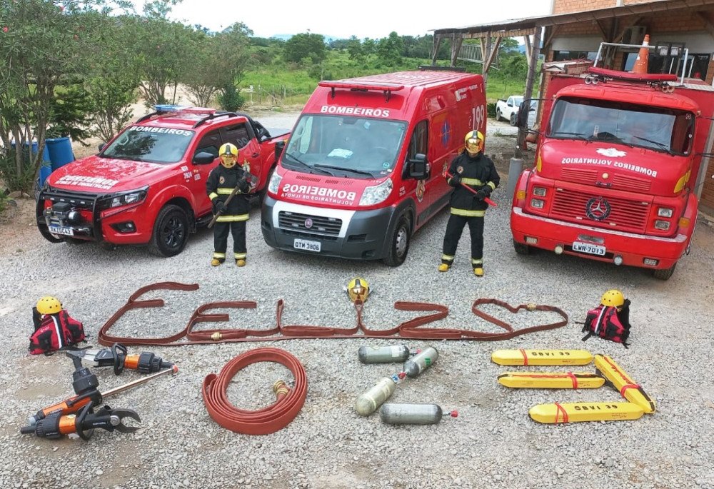 Bombeiros de Ilhota desejam feliz ano novo de forma criativa; veja