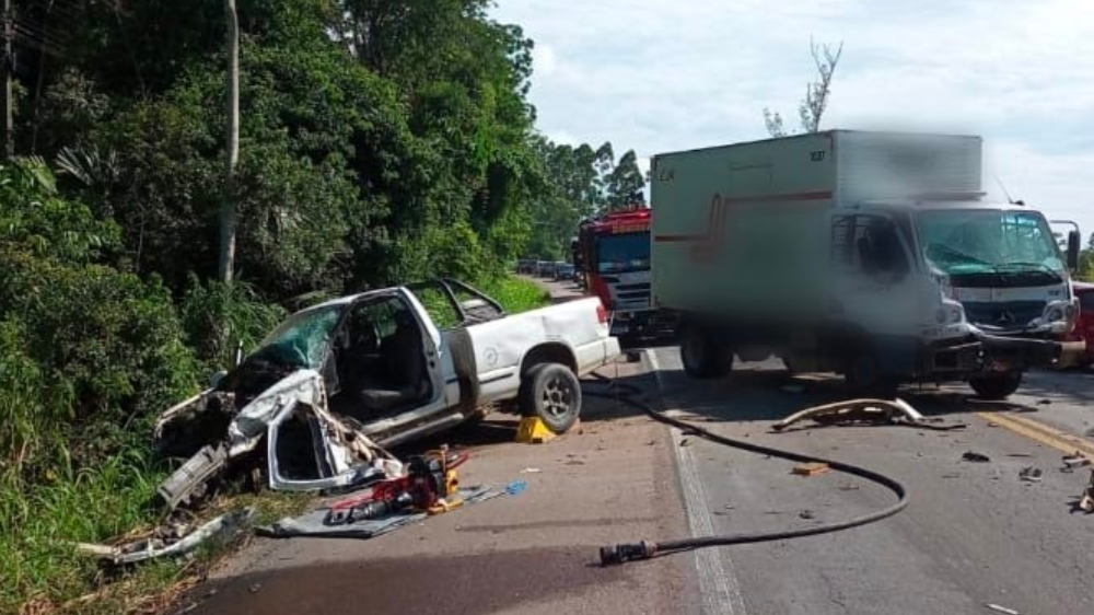 Acidente na BR-470 entre caminhonete e caminhão deixa dois feridos nesta terça