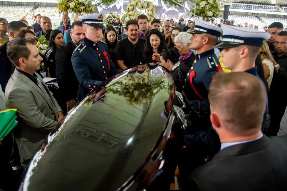 Corpo de Pelé é sepultado após 24 horas de velório