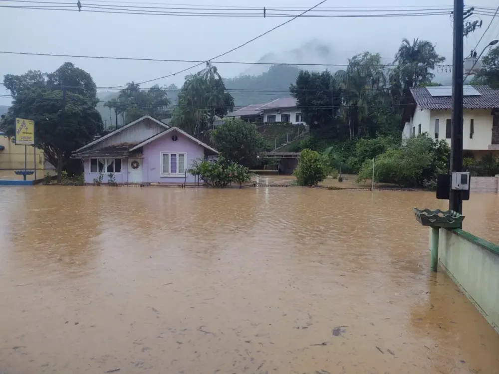 Cidades de SC registram alagamentos por conta do volume da chuva nas últimas horas