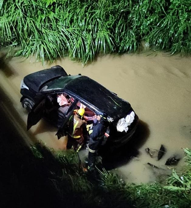 Carro bate em ponte e cai dentro de ribeirão na BR-470 em Apiúna