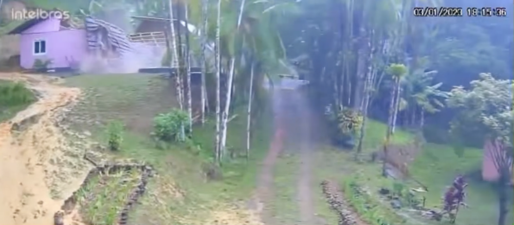 Vídeo mostra momento em que deslizamento de terra atinge duas casas em Benedito Novo