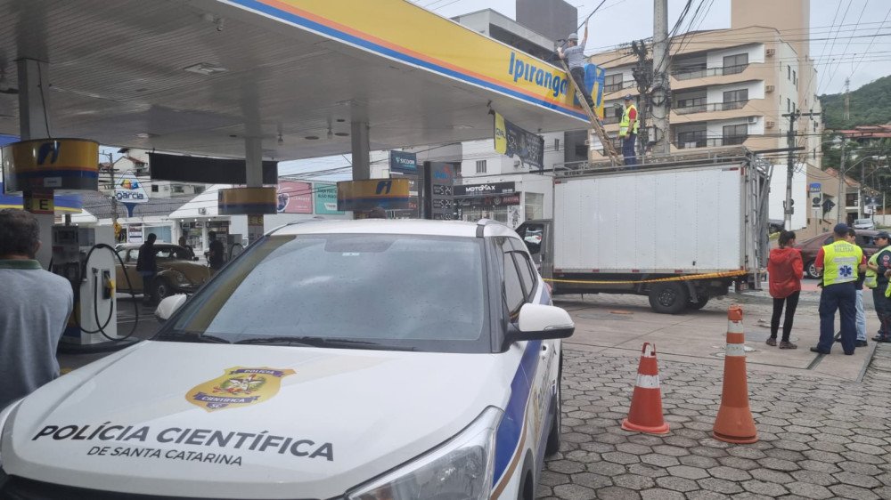 Homem sofre descarga elétrica e morre durante o trabalho em Blumenau