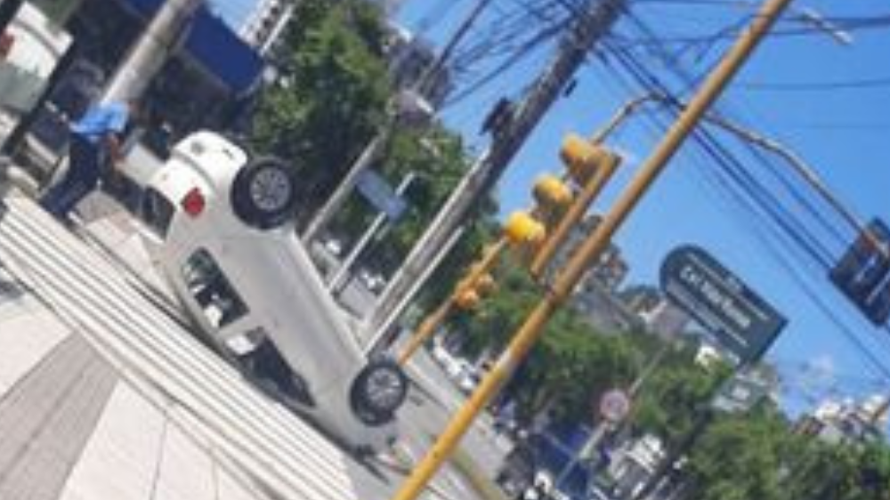 Carro bate em outro e capota na Alameda Rio Branco em Blumenau