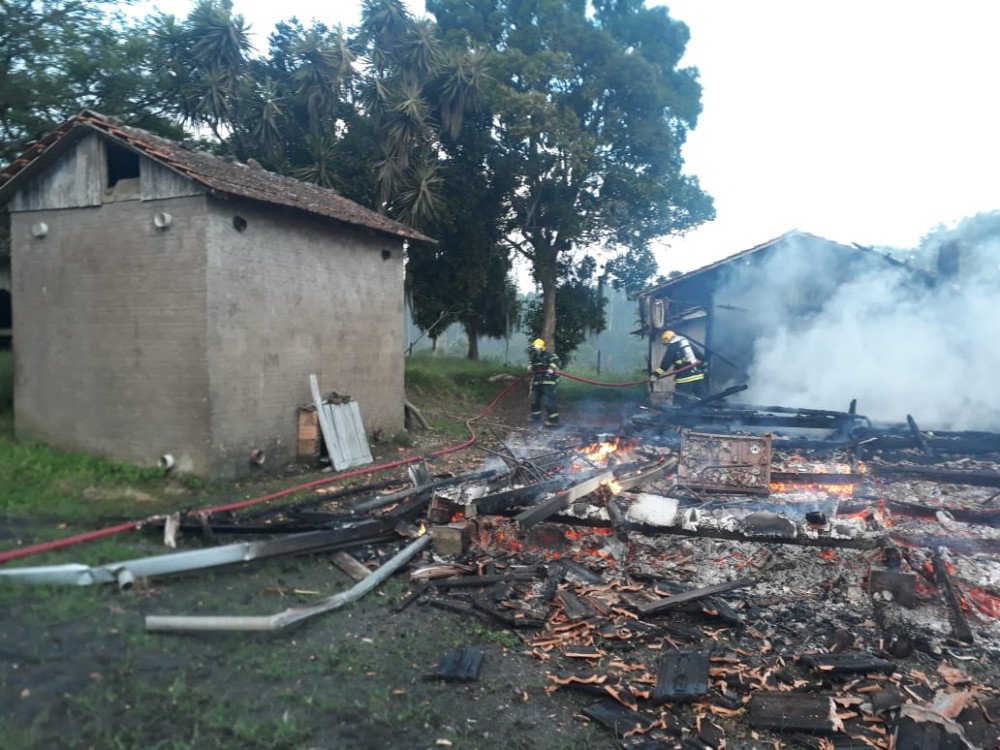 Casa é destruída por incêndio em Rio do Sul na manhã desta quinta