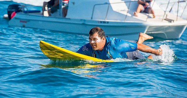 Surfista brasileiro Márcio Freire morre após queda em praia de Portugal