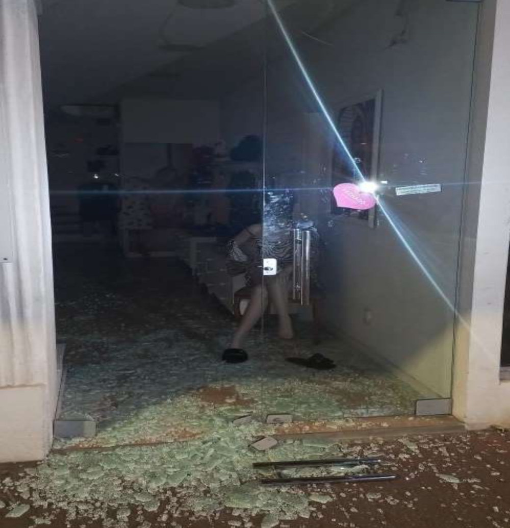 Polícia prende dupla suspeita de furtar loja durante a madrugada no centro de Blumenau